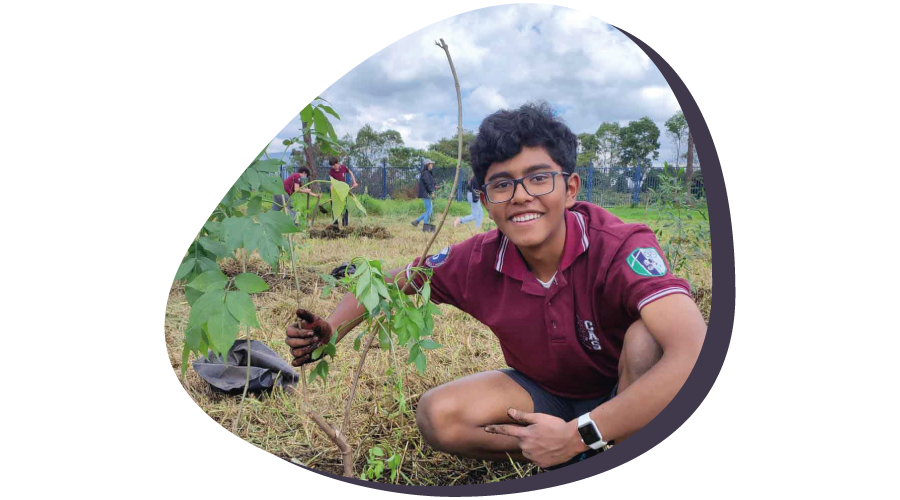 Estudiantes en jornada de reforestación